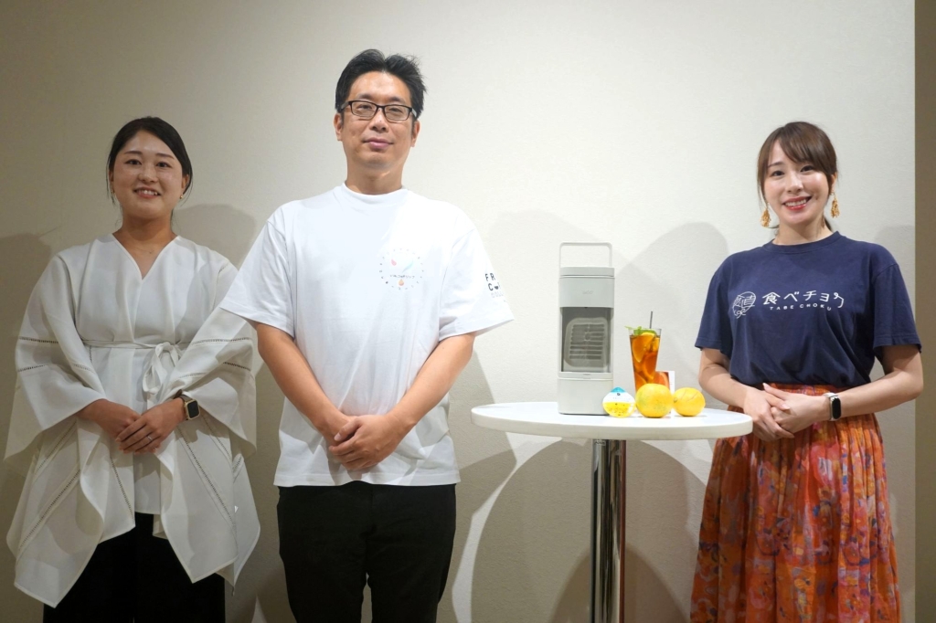 (右から)ビビッドガーデンの秋元社長、ソロフレッシュコーヒーシステムの柳原社長、西川満美子PRマネジャー