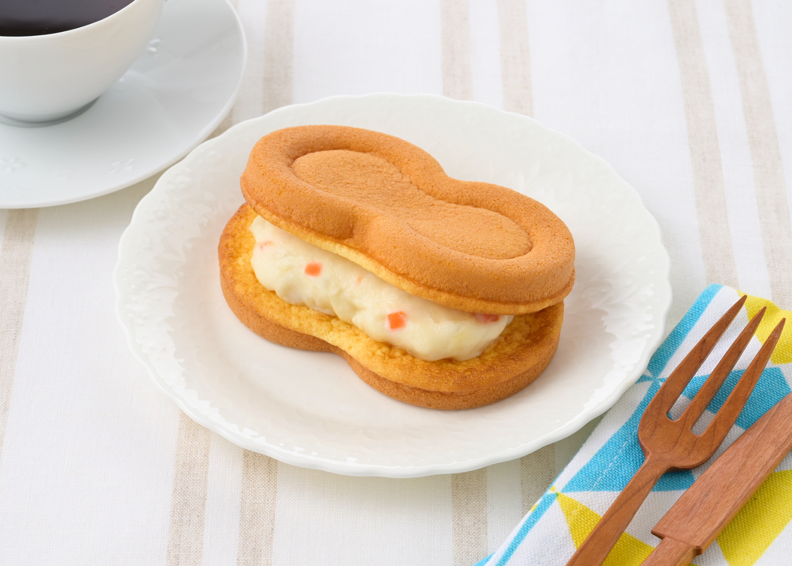 銀座コージーコーナー「スフレワッフルDeli(ポテトサラダ)」イメージ