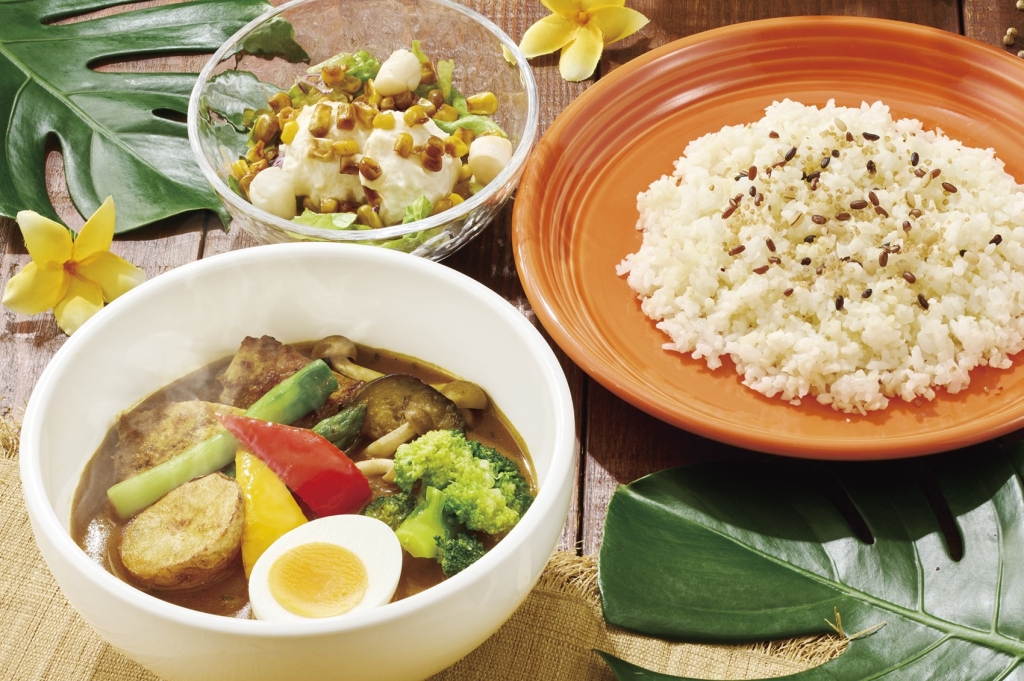 ジョナサン「タンドリーチキンとゴロっと野菜のやみつきスープカレー」※画像は「焼きとうもろこしと小柱のポテトサラダ」セット