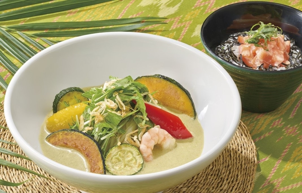 ジョナサン「夏野菜のグリーンカレー冷麺」※画像は「ちいさなサーモンごはん」セット