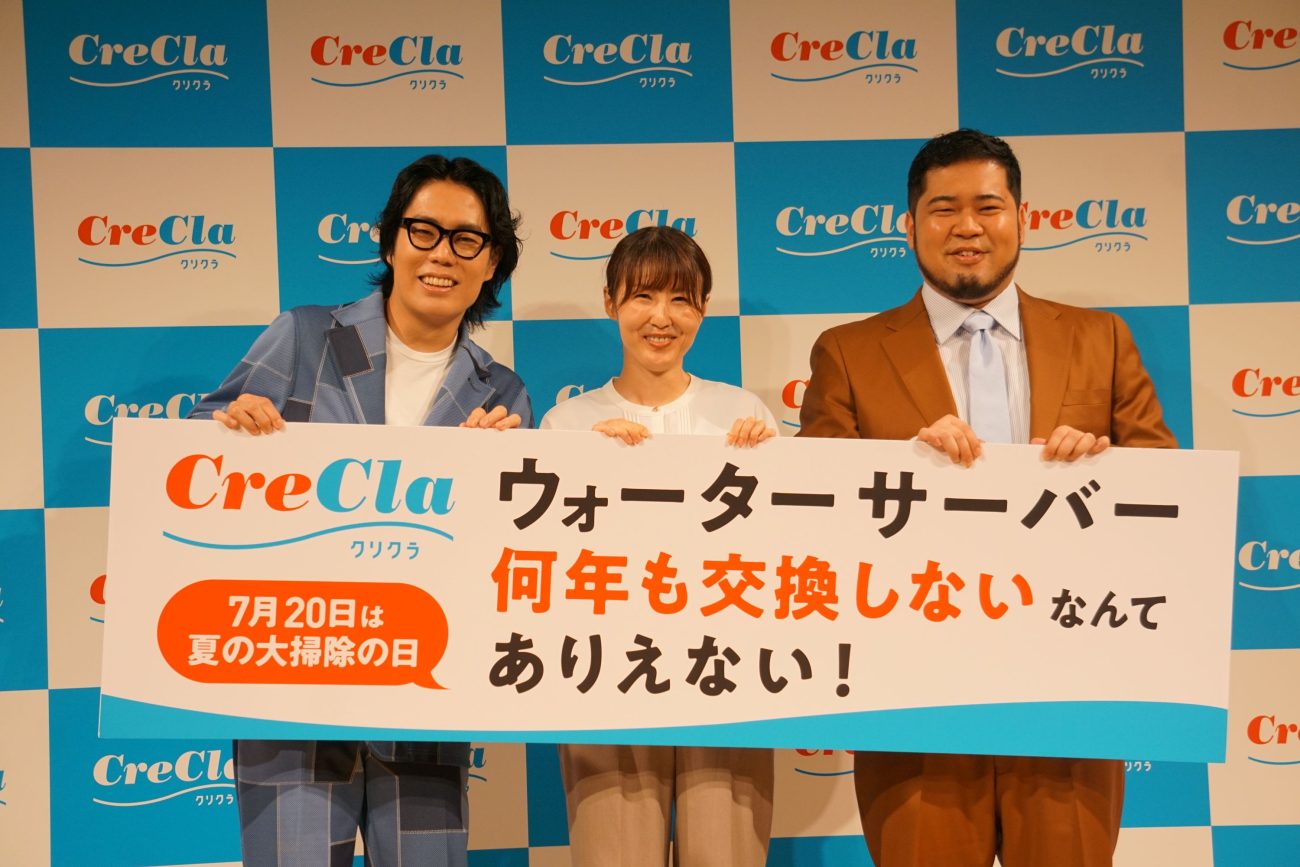 令和ロマンの高比良くるまさん（左）、松井ケムリさん（右）と中央研究所の小林麻比さん