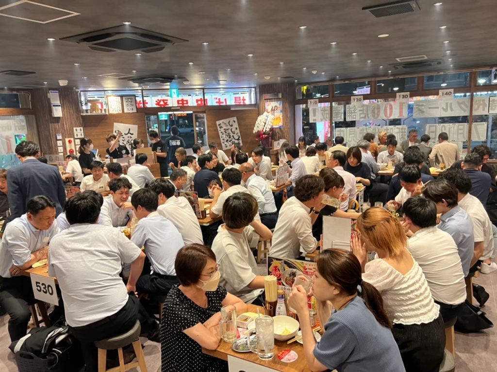 来店客でにぎわう「新時代」