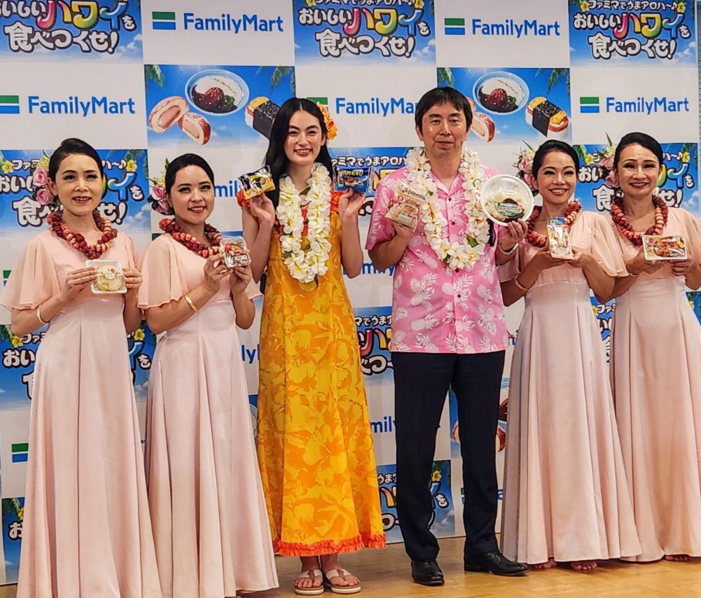 ファミリーマート デリカ食品部長の木内智朗氏（中央右）と八木莉可子さん（同左）