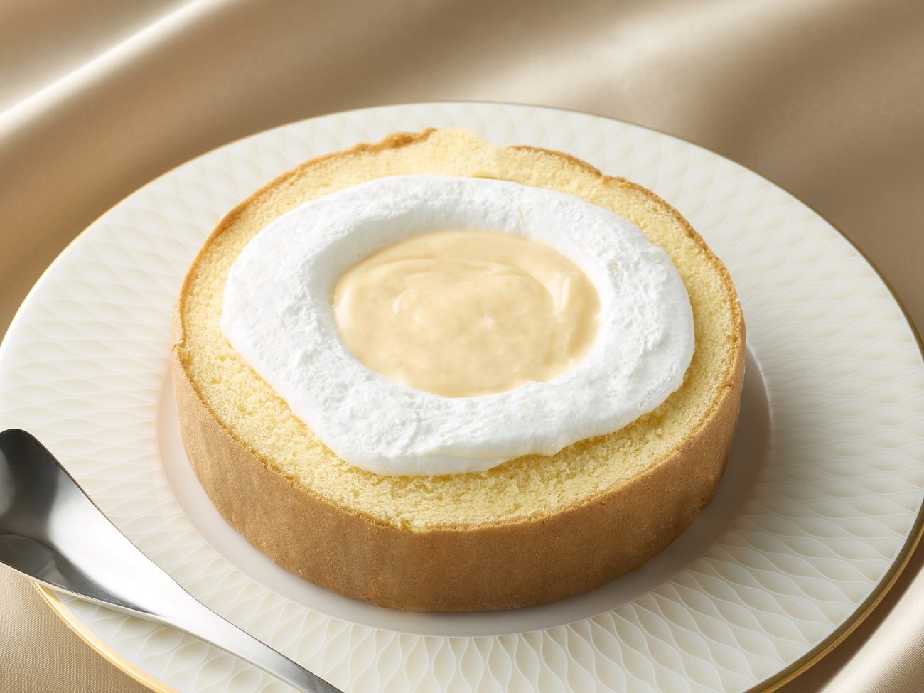 ミニストップ「本気のロールケーキ」イメージ画像