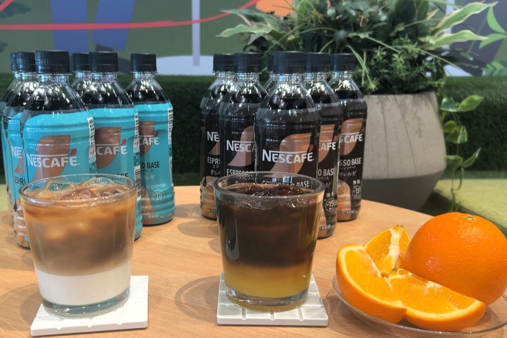 「ネスカフェ エスプレッソベース」は、牛乳や炭酸、オレンジジュースなどとの組み合わせを提案