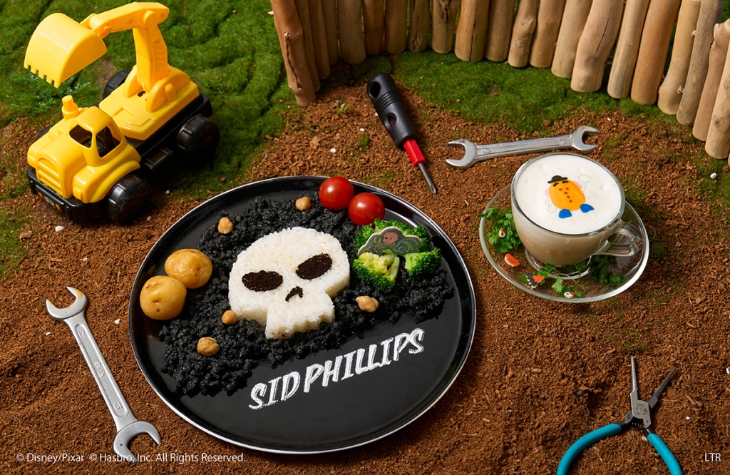 トイ･ストーリーカフェ「〈シド〉真っ黒キーマカレー」「〈ミスター･ポテトヘッド〉大変!?冷製ポテトスープ」