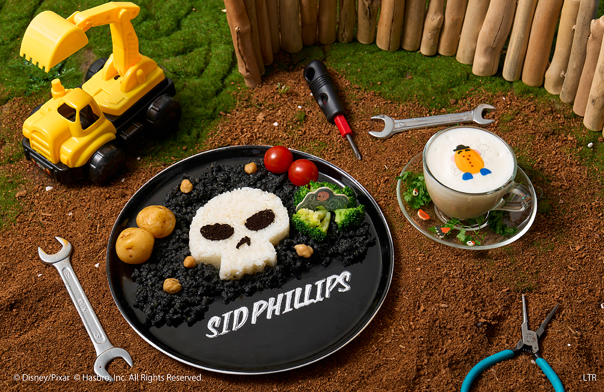 トイ･ストーリーカフェ「〈シド〉真っ黒キーマカレー」「〈ミスター･ポテトヘッド〉大変!?冷製ポテトスープ」