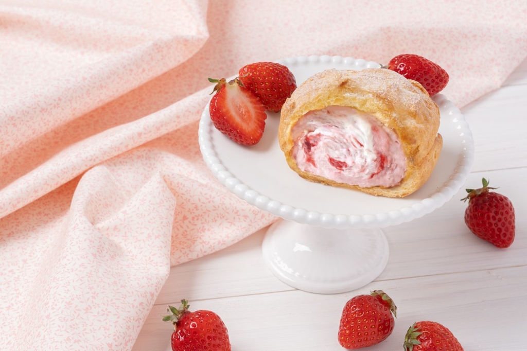 ビアードパパ「ストロベリーチーズケーキ」イメージ