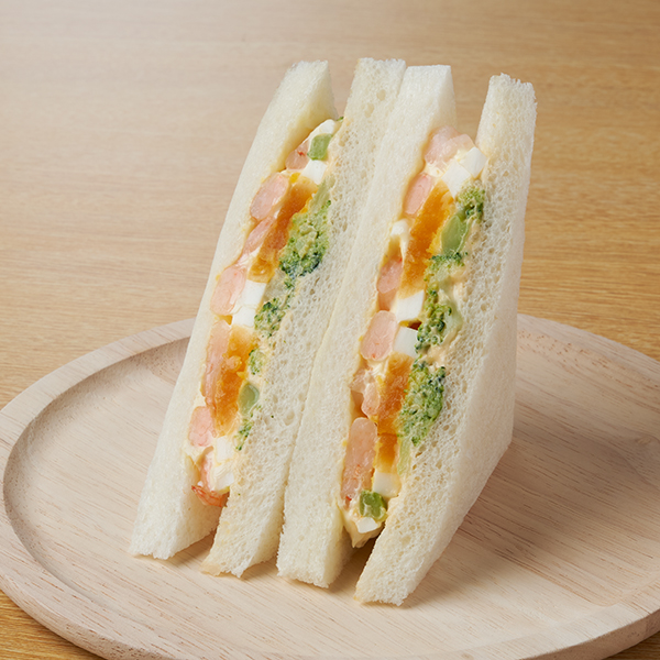 ファミマ「たまご&海老ブロッコリーサンド」