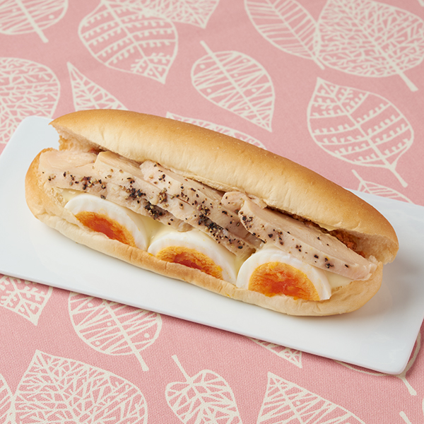 ファミマ「たんぱく質が摂れる!サラダチキンロール」
