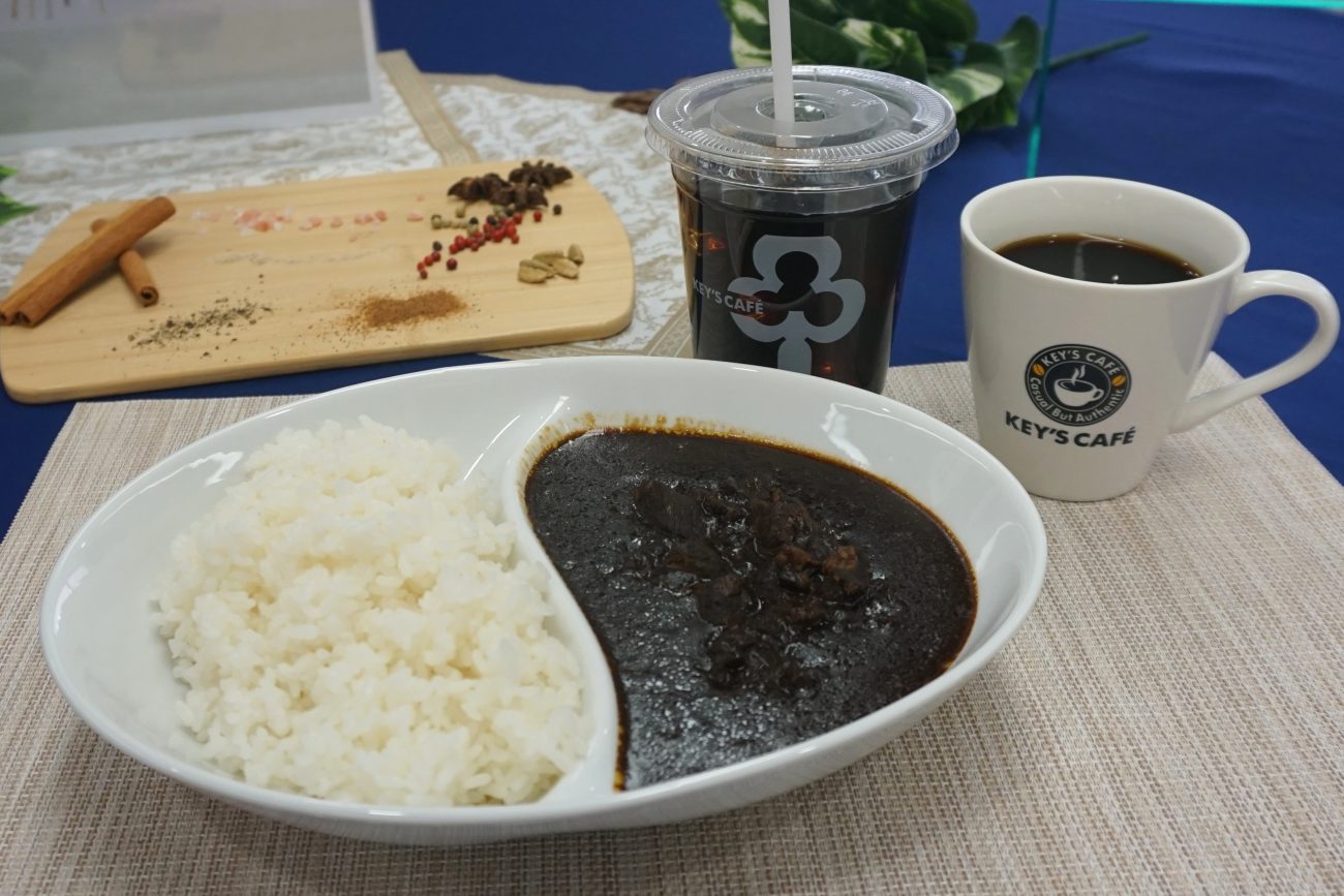 カレーとコーヒーの組み合わせは、食後だけでなく食事中も合うことを紹介