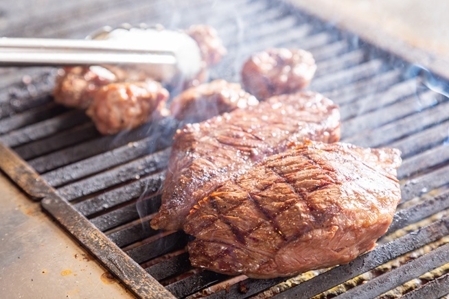 熱々に焼かれたステーキ。幅広い世代に人気