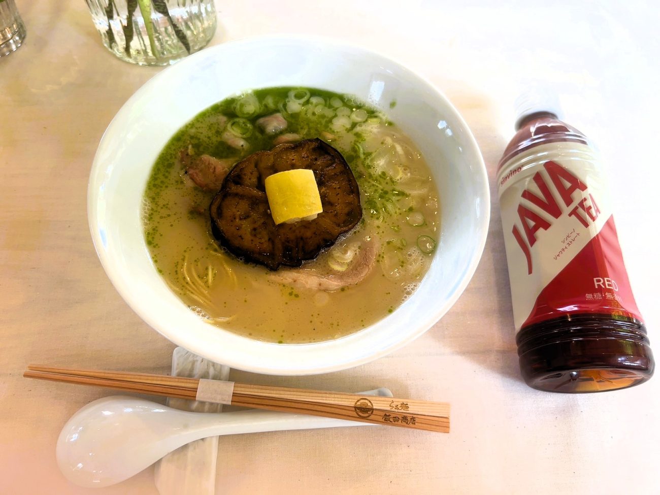 特別な素材で作られたラーメンと「ジャワティ」