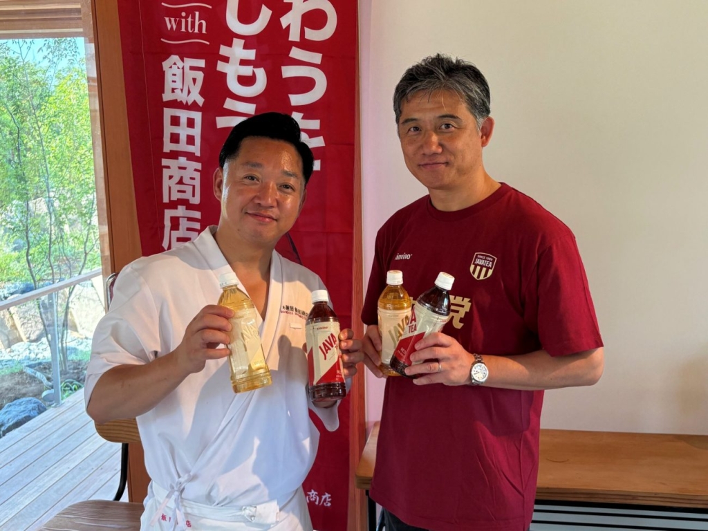 「飯田商店」の飯田将太店主(左)と大塚食品の小林一志部長