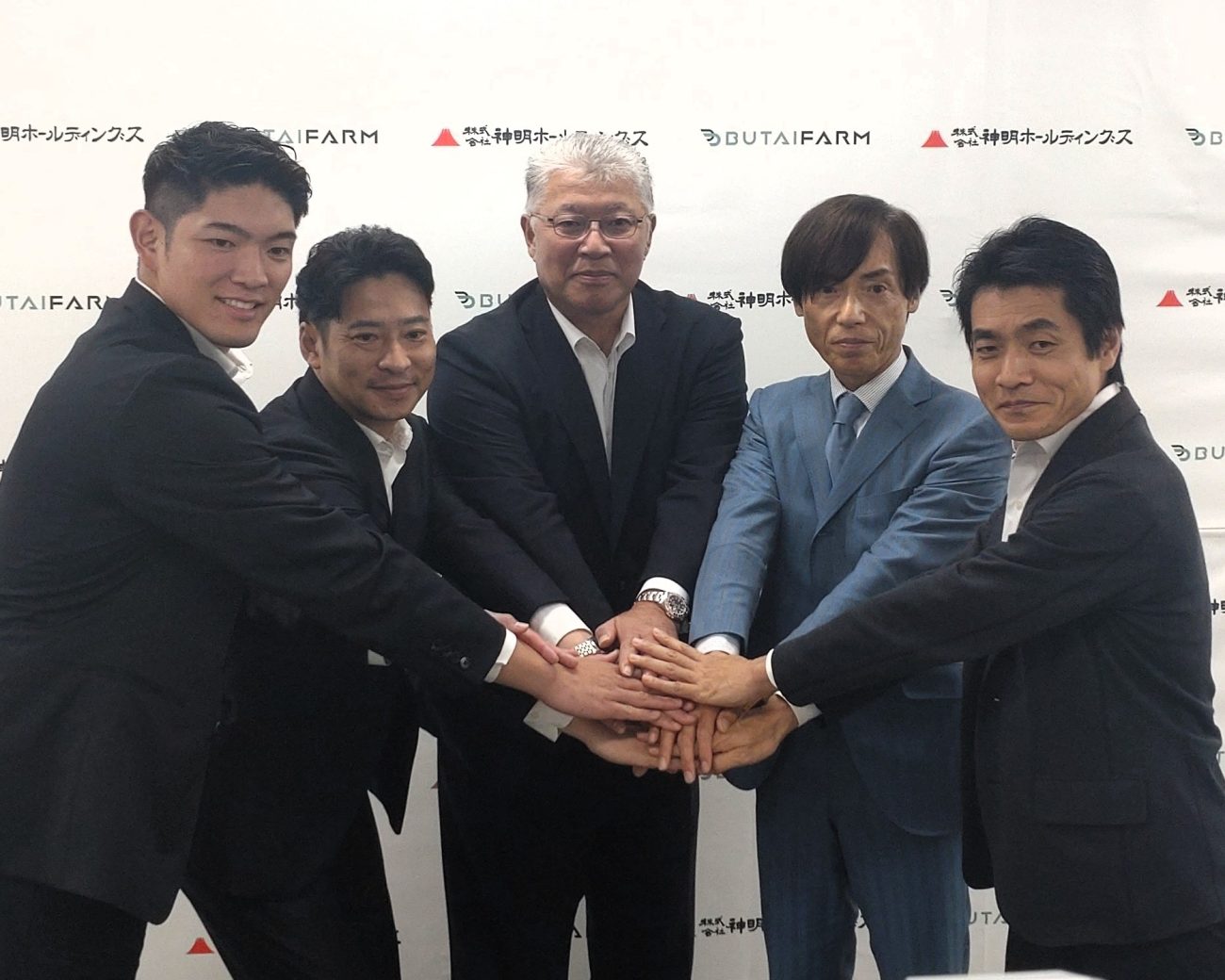 (右から)神明HDの鈴木章人取締役、藤尾社長、舞台ファーム針生社長、伊藤啓一専務取締役、針生信洋取締役