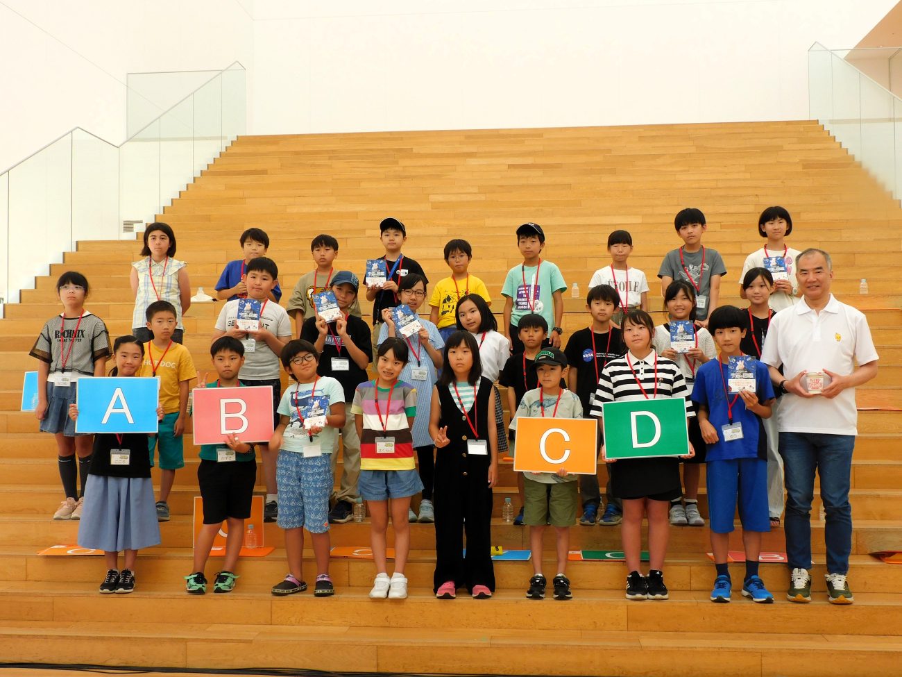 特別セミナーに参加した小学生と野口聡一名誉館長(写真右)