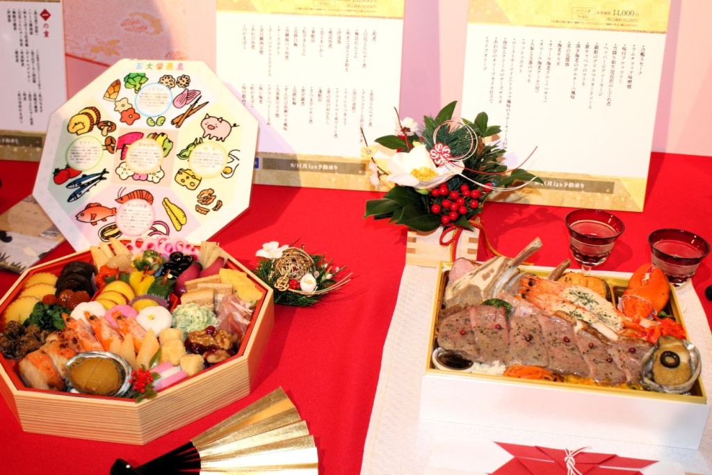 五大栄養素をバランスよく摂れるおせち（左）と、肉とシーフードを1皿で楽しめるオードブル