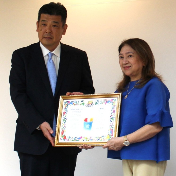 堀田社長(左)から駐日フィリピン共和国特命全権大使のミレーン・デ・ホヤ・ガルシア=アルバノ閣下に感謝状を贈呈