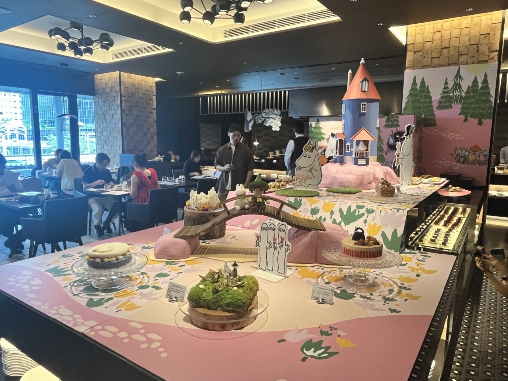 メインビュッフェ台ではムーミンの世界観を表現