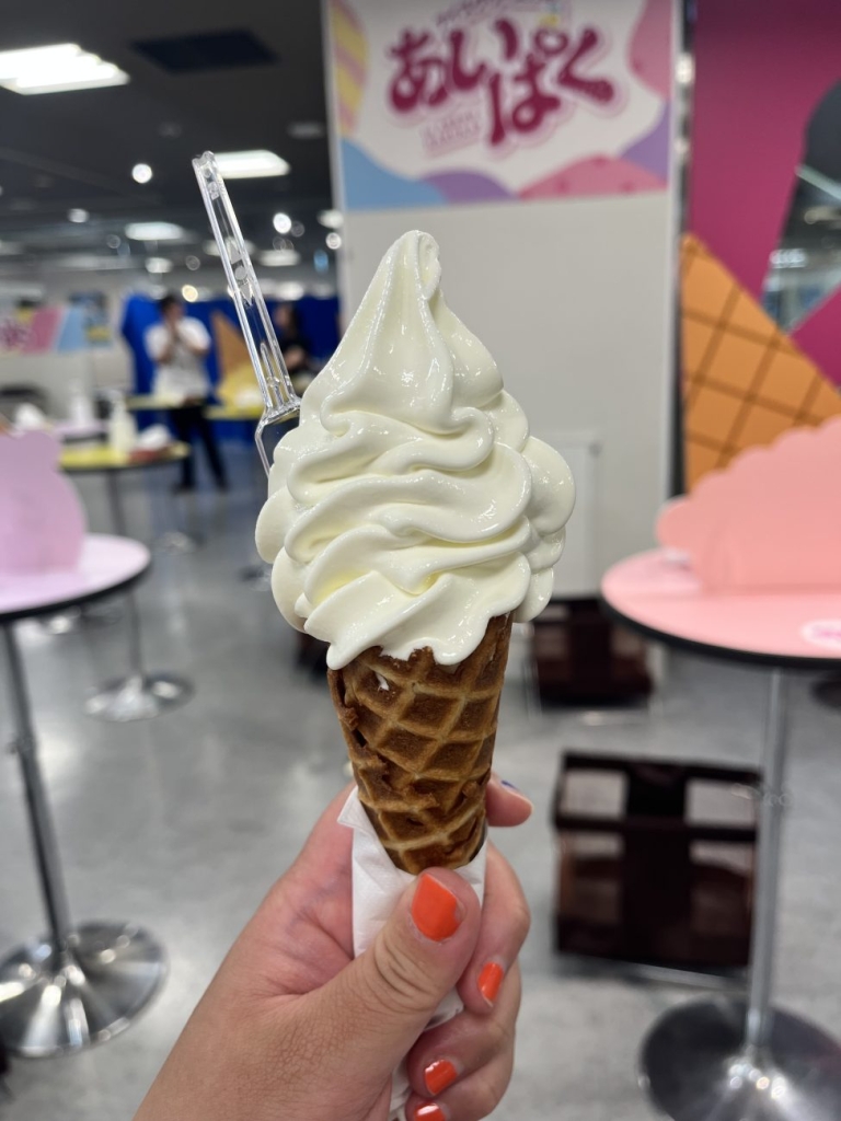 「自然素材の菓子工房ましゅれ」(北海道)の「ジャージー牛乳ソフト」（手焼きコーン）」（150食限定、税込750円）