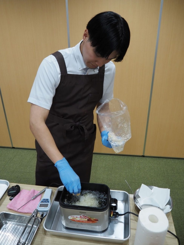 調理実演では、失敗しないホットケーキの焼き方や、から揚げの揚げ方のコツを紹介