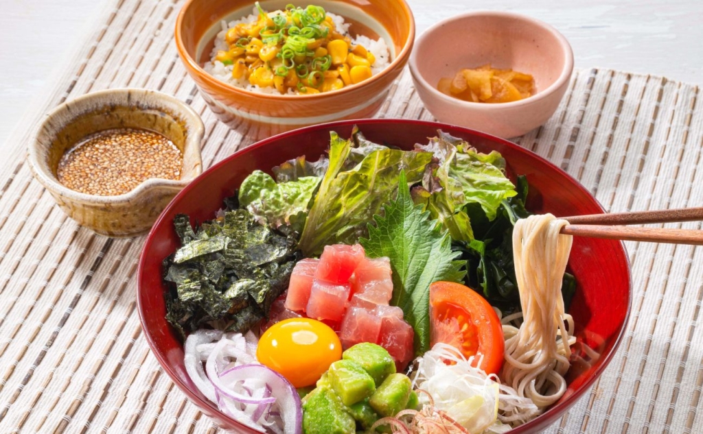 大戸屋「ピリ辛ポキサラダ蕎麦とバター醤油のもろこしご飯」