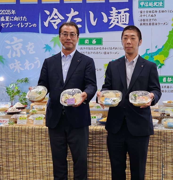 セブン-イレブン･ジャパンの鷲野統括マネジャー(左)とニッセーデリカ開発部製麺開発室佐々木副室長