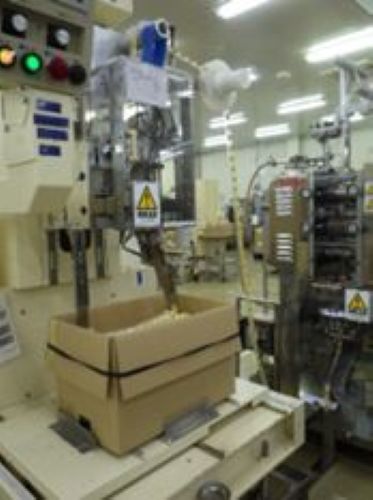 製造は倉庫から運んだ原料を計量室で計量し製造室でブレンドする