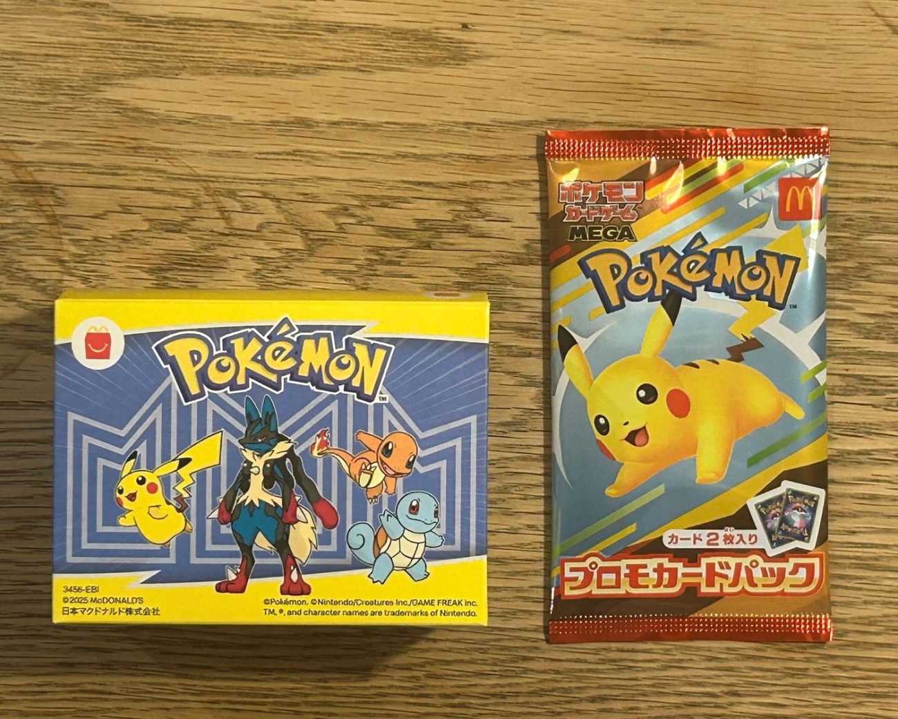 ハッピーセットの「ポケモン」のおもちゃ(左)と、ハッピーセット購入者へ週末プレゼントキャンペーンとして配布されたポケモンカード