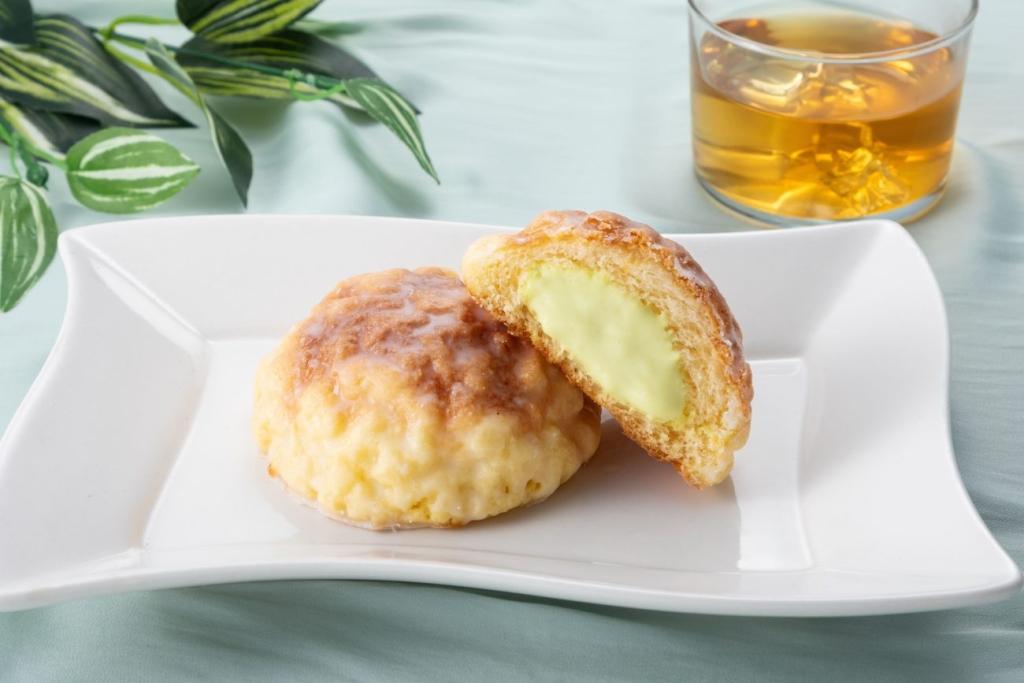 ファミマ×八天堂「冷やして食べる くりーむメロンパン 静岡クラウンメロン」イメージ