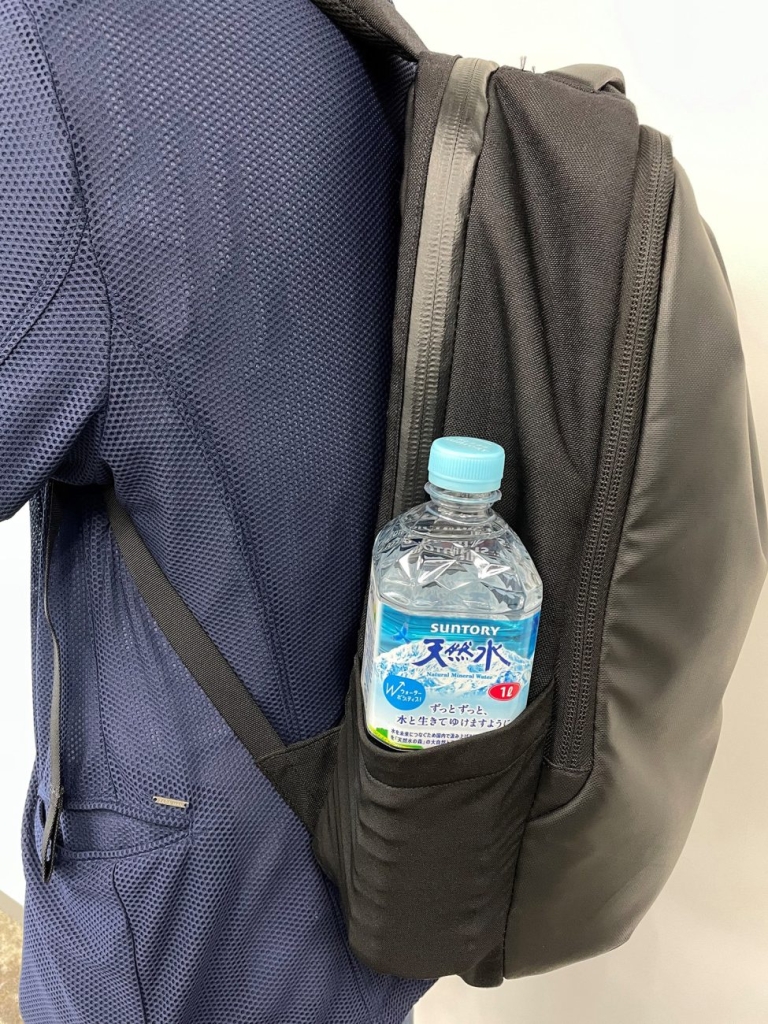 「サントリー天然水」1Lペットボトルは、スリムなためカバンのサイドポケットに入れる人が増加