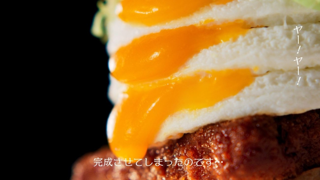 目玉焼き風オムレツを3つ積み上げた