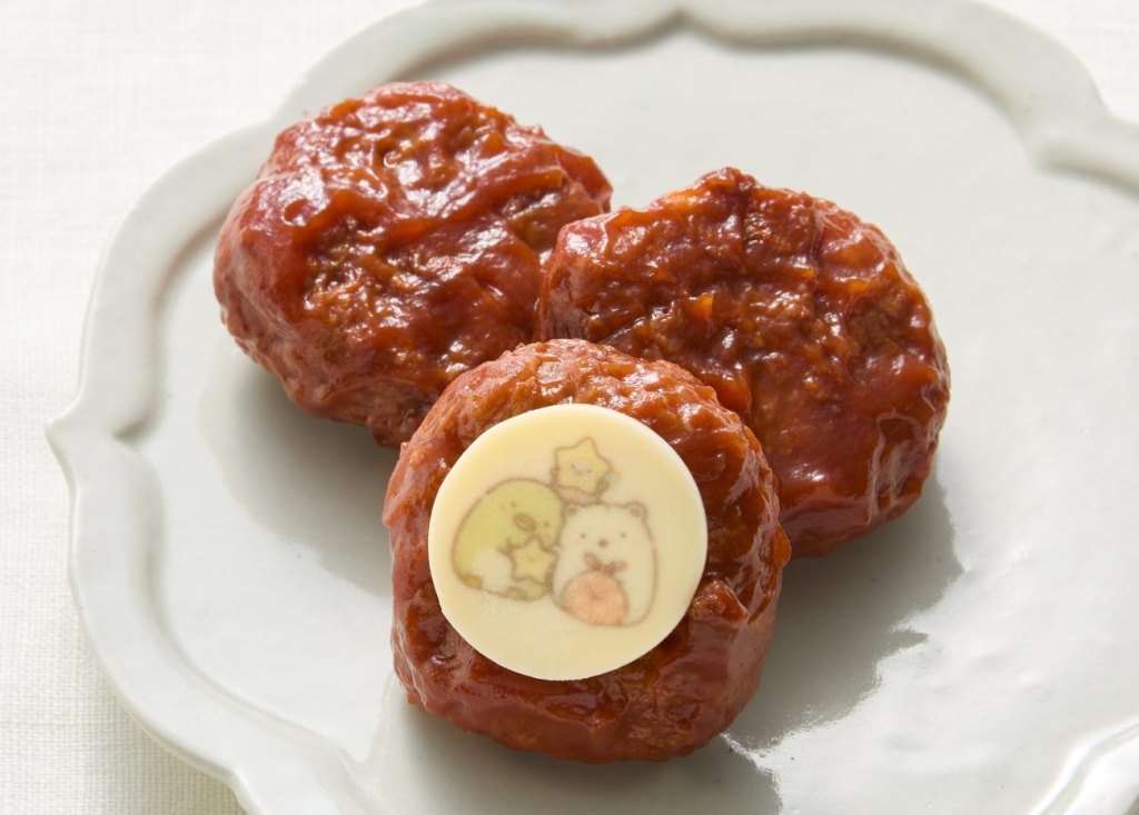 すみっコたちプリントしたチーズをのせたハンバーグ