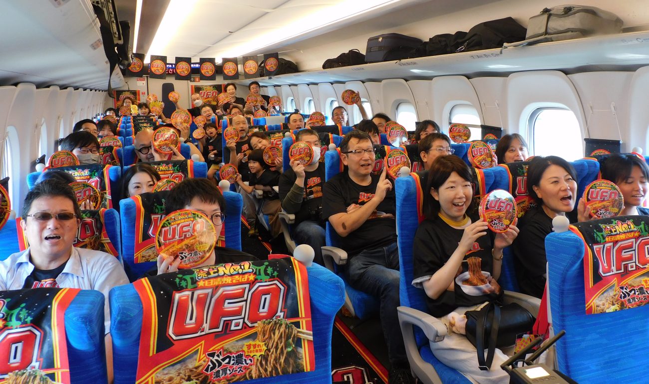 「日清焼そば U.F.O. ソースエクスプレス」集合写真