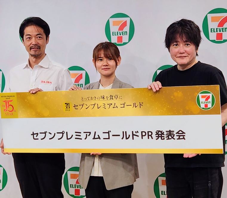 山本シェフ(左)と稲田総料理長(右)と井手口氏(中央)