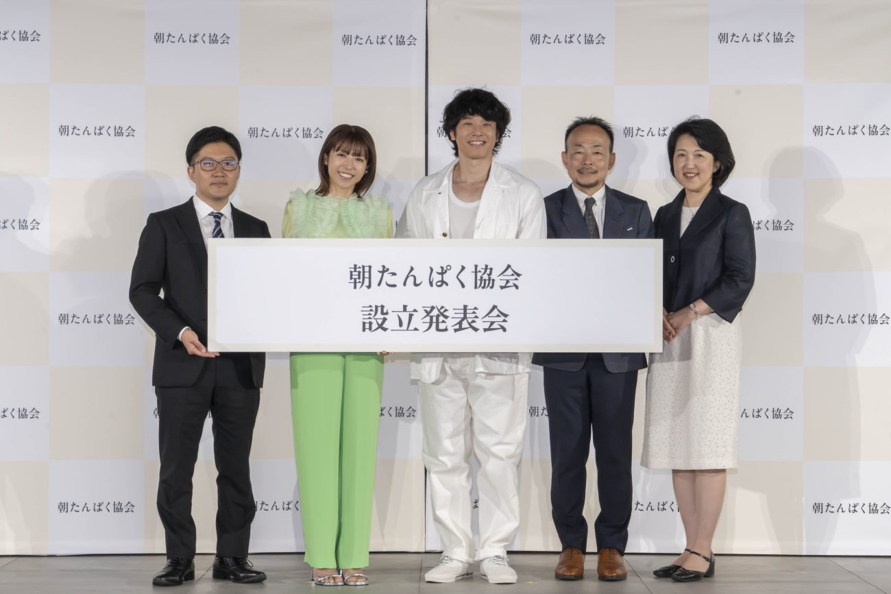 写真左から広島大の田原優准教授、若槻千夏さん、庄司智春さん、立命館大の藤田聡教授、跡見学園女子大の石渡尚子教授