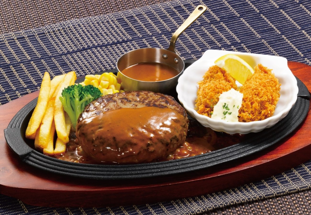 ロイヤルホスト「黒×黒ハンバーグ&牡蠣フライ」