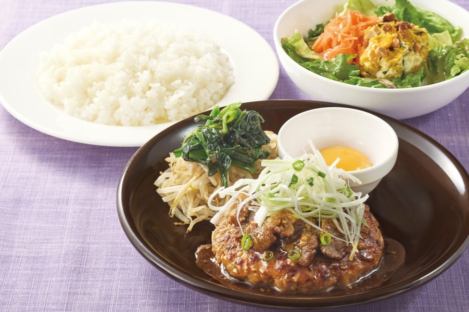 ジョナサン「炭火焼肉のお月見ハンバーグ+ライス・かぼちゃとキャロットラぺのサラダセット」