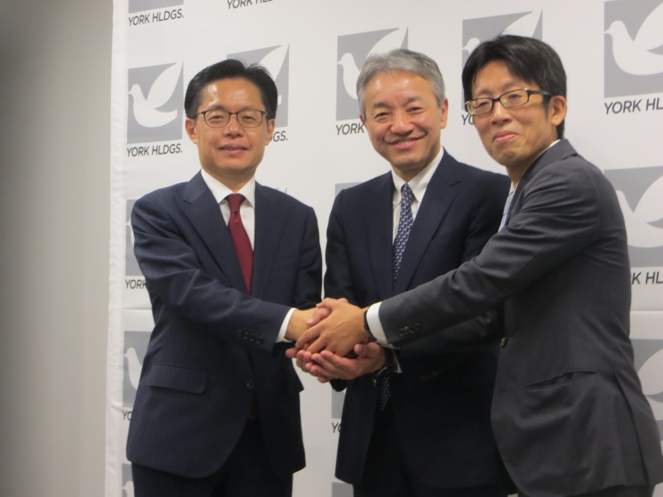 イトーヨーカ堂 山本哲也社長、ヨークHD 石橋誠一郎社長、ベイン 西直史パートナー兼プライベート・エクイティ共同責任者