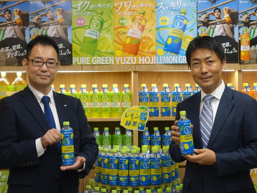 「お~いお茶 LEMON GREEN」を紹介する小城部長(左)と吉田マネジャー