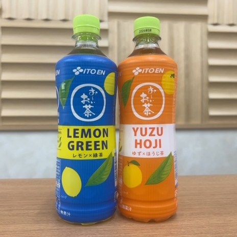日米同時発売する「お~いお茶 LEMON GREEN」(左)と、新商品「お~いお茶 YUZU HOJI」