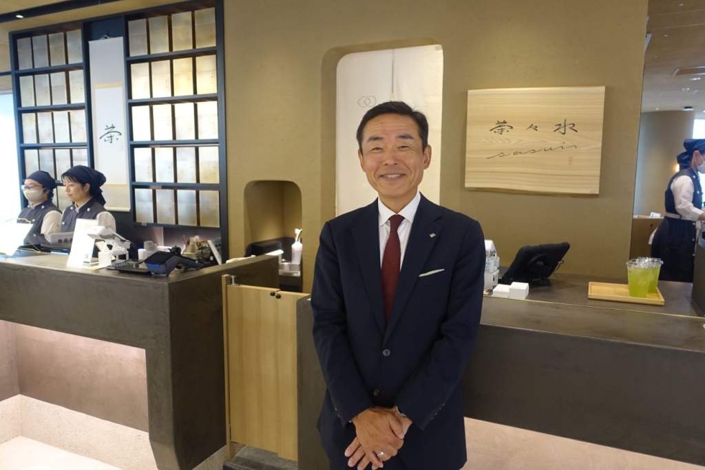 店舗を運営する伊藤園フードサービス 唐沢進治社長