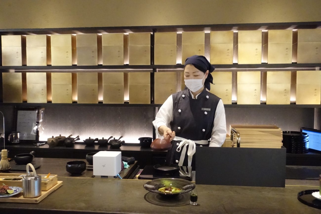 店内では、ほうじ茶をその場で炒る“炒りほうじ”を行う
