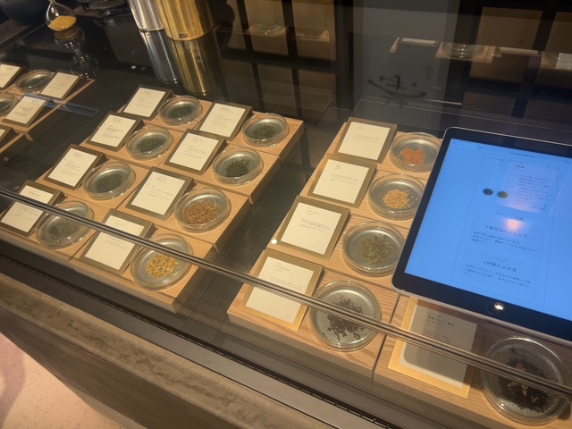 「カスタマイズブレンドティー」はタブレットを活用したお茶診断や対話でつくる