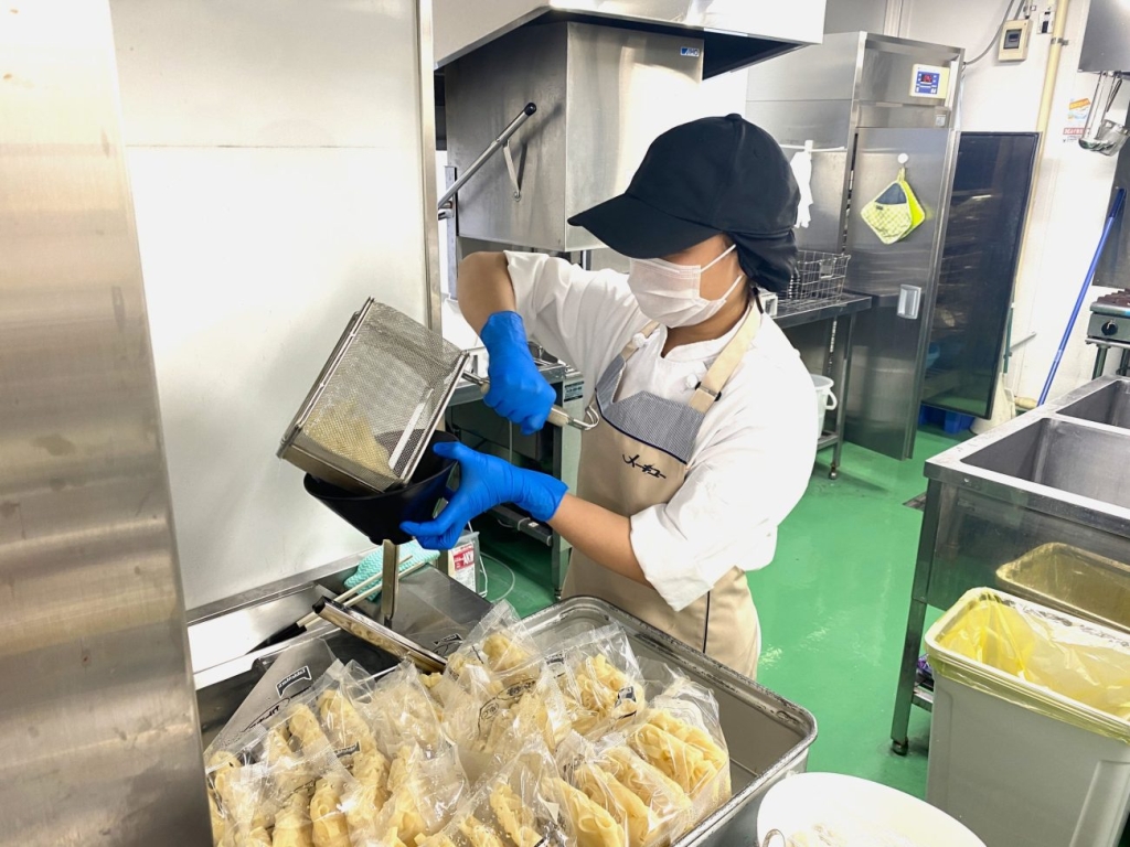 ベトナム人実習生による当日の提供の様子