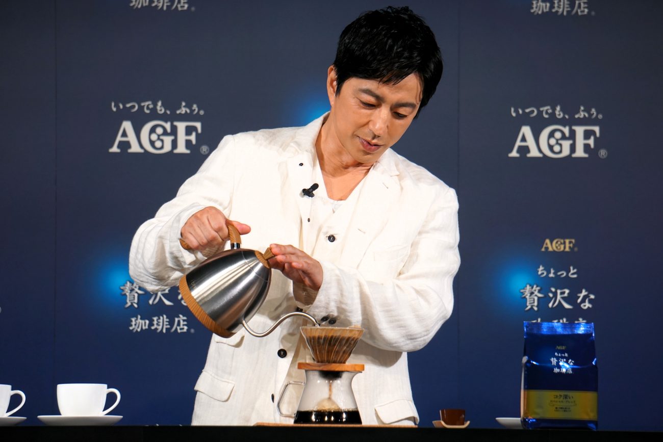 コーヒーの抽出を行う大沢たかおさん