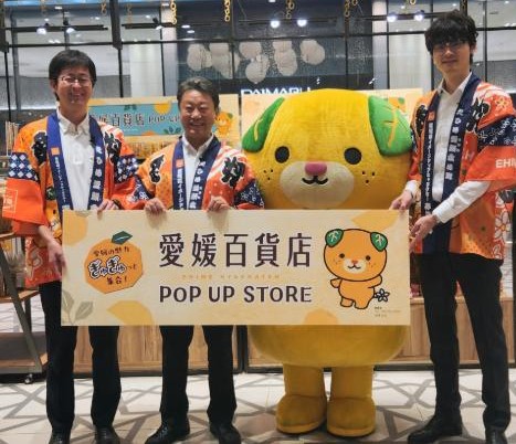 楽天グループ中川氏（左）三枝氏（右）、愛媛県愛のくにえひめ営業本部小林マネージャー（中央）