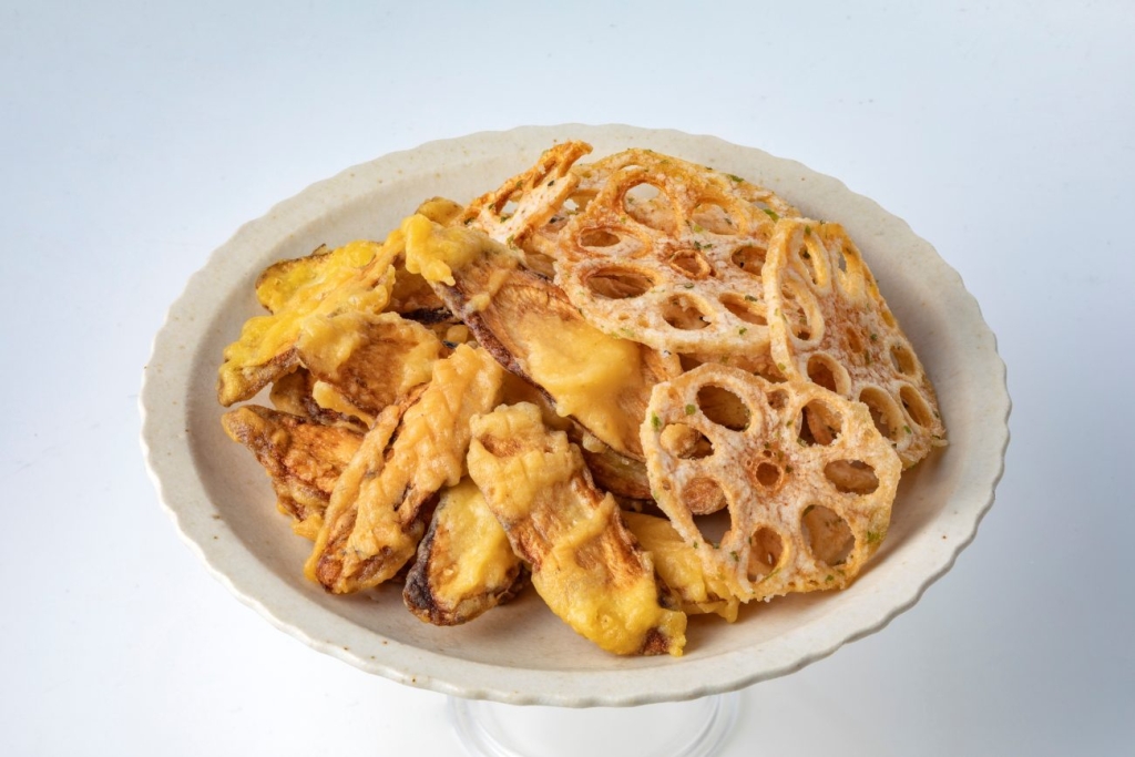 セブン‐イレブン「ごぼうとレンコンの根菜チップ」盛り付けイメージ