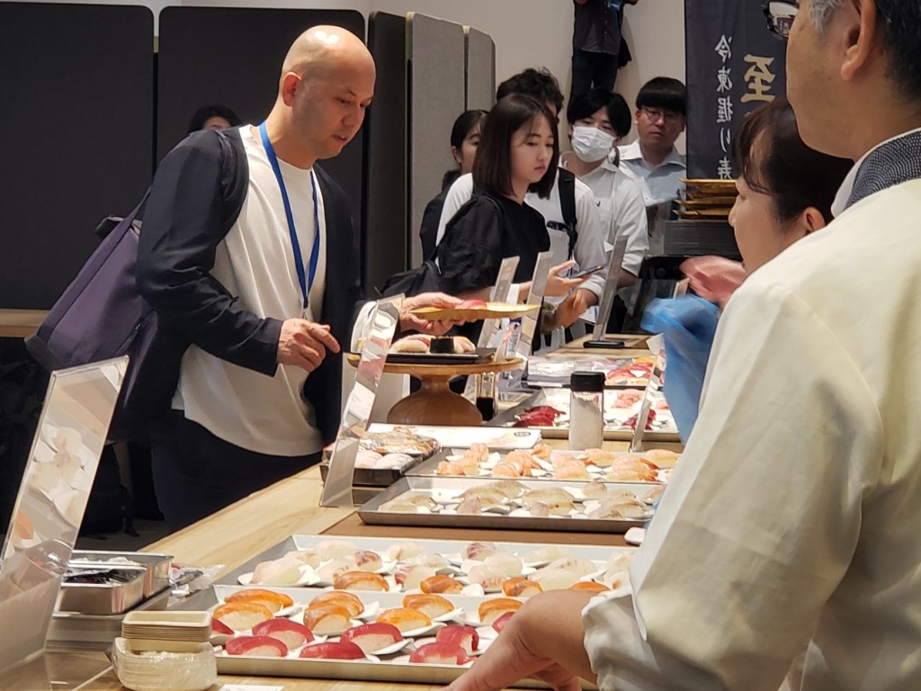冷凍寿司を体感できる特別販売イベントの様子