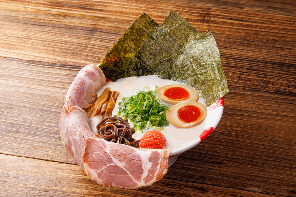 「贅沢盛り 白豚骨ラーメン」 1,060円　※地域、店舗により値段は異なる